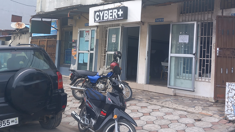 Façade extérieure du cyber café CYBER+ à Avotrou, Cotonou