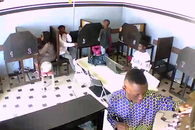 Salle principale avec postes informatiques du cyber café CYBER+